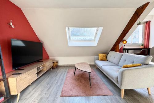 un salon avec un canapé et une télévision à écran plat dans l'établissement Duplex Archi Cosy - Plein coeur de Lorient, à Lorient