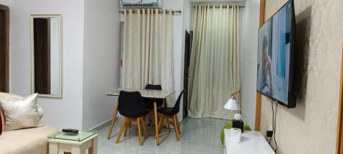 Una televisión o centro de entretenimiento en Ladoke 1