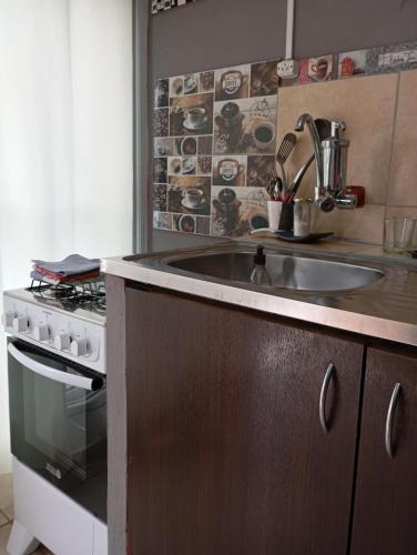 una cocina con fregadero y estufa en Loloh, en Formosa