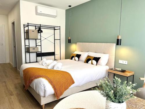 Un dormitorio con una cama grande con toallas. en Luxury in the Sky, en Alicante