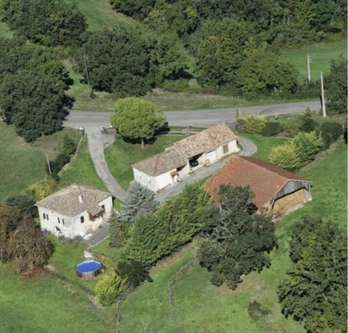 an aerial view of a large house with trees and a road at Gîte de Lafargue - maison en pierre lumineuse in Cazes-Mondenard