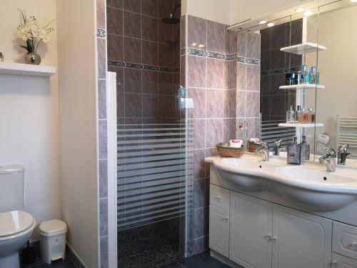 une salle de bain avec un lavabo et une douche dans l'établissement L'Olivade, à Entrecasteaux