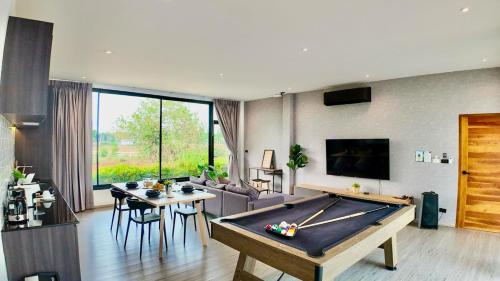 Μια τηλεόραση ή/και κέντρο ψυχαγωγίας στο 8 Pool Villas