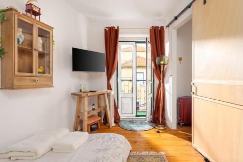 Romantic Alfama Balcony Apartment - 10 minutes from Terreiro do Paço