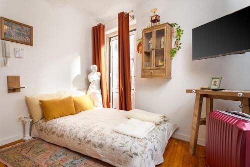 Romantic Alfama Balcony Apartment - 10 minutes from Terreiro do Paço