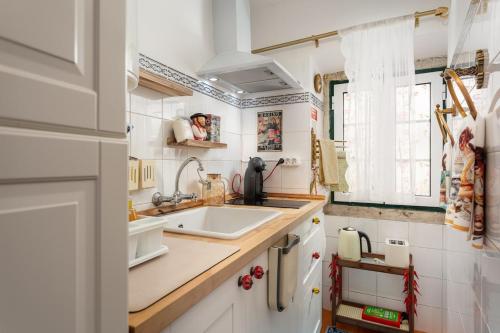 Romantic Alfama Balcony Apartment - 10 minutes from Terreiro do Paço