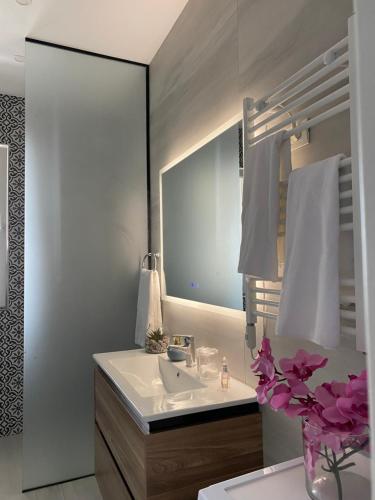 Ένα μπάνιο στο Lalzi Luxe Retreat