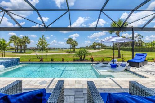 una piscina con sillas y sombrilla en KGC25240, en Burnt Store Marina