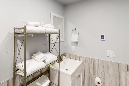 Postel nebo postele na pokoji v ubytování Oceanside Beach Bungalow