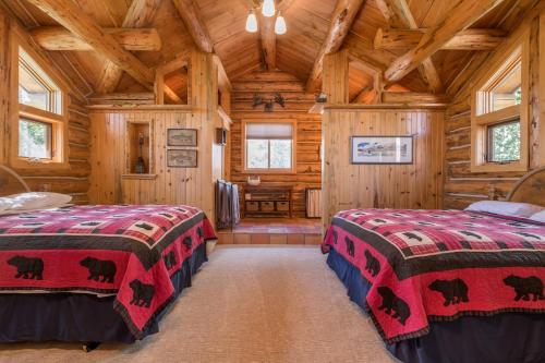 Ένα ή περισσότερα κρεβάτια σε δωμάτιο στο On The Salmon River Home