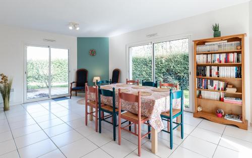 - une salle à manger avec une table, des chaises et une étagère dans l'établissement Charming Navarrosse House, à Biscarrosse