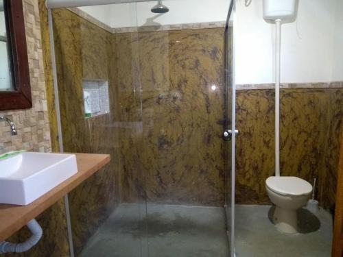 ein Badezimmer mit Dusche, Toilette und Waschbecken in der Unterkunft Ranchonomato in Passa Quatro