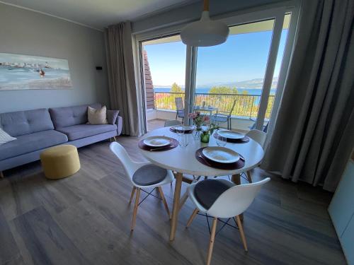 a living room with a table and chairs and a couch at Vila Primorka-Apartmani Lavanda in Šilo