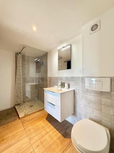 a bathroom with a toilet and a sink and a shower at Studio Cosy - Proche MEETT 300m in Cornebarrieu