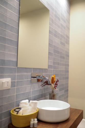 a bathroom with a sink and a mirror at Palazzo Giudecca in Reggio Calabria