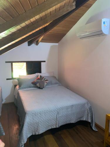 a bedroom with a bed in a room at Bangalô Mar & Sol in Alcobaça