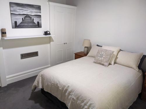 una camera da letto con un letto e un quadro sul muro di Heritage Chic in Central Albury ad Albury