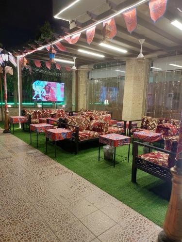 فندق المروج كريم AlMorooj Kareem Hotelにあるレストランまたは飲食店