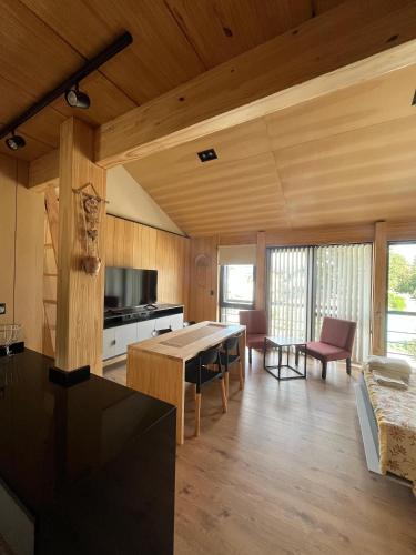 a kitchen with a table and a dining room at Departamentos en Villa La Angostura con ubicación ideal in Villa La Angostura
