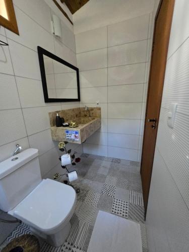 Bilik mandi di Pousada Casa de Sapê
