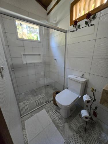 Bilik mandi di Pousada Casa de Sapê