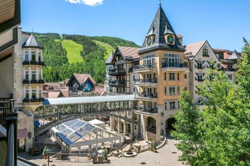un bâtiment avec une tour d'horloge au sommet dans l'établissement Lift House Lodge, Remodeled Downtown Lionshead Studio Condo, à Vail