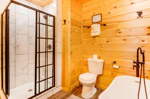 Ένα μπάνιο στο 8 Mi to Dollywood Cabin with Hot Tub and Decks!