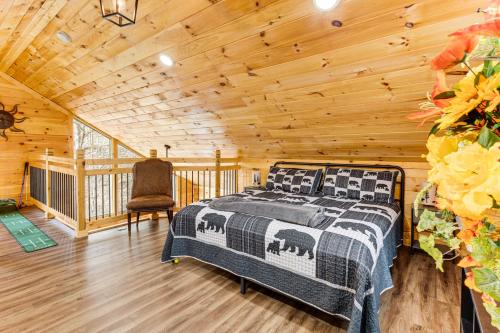 Ένα ή περισσότερα κρεβάτια σε δωμάτιο στο 8 Mi to Dollywood Cabin with Hot Tub and Decks!