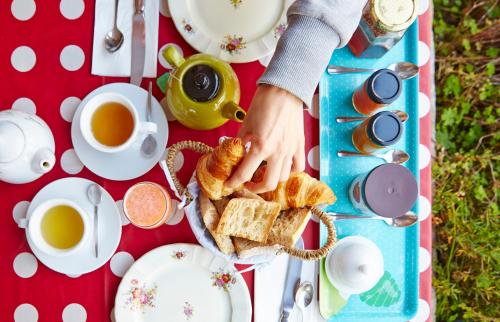 ein Picknick mit Brot und Tee auf einem Tisch in der Unterkunft Chez Marie in Linguizzetta