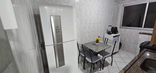 a small table and chairs in a small kitchen at Apartamento para temporada 2 quartos coqueiral de itaparica in Vila Velha