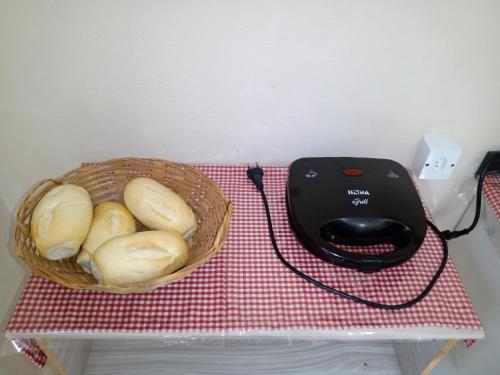 een broodmand bovenop een tafel bij Campo dos Sonhos in Serra Negra