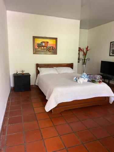 a bedroom with two beds and a tiled floor at Villa Sonia Eco-Hostel in Gigante
