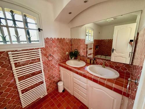 une salle de bain avec deux lavabos et un grand miroir dans l'établissement La Tramontane, Propriété Sainte-Maxime avec piscine, proche plage, à Sainte-Maxime