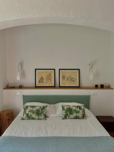 une chambre avec un lit avec deux oreillers dessus dans l'établissement La Tramontane, Propriété Sainte-Maxime avec piscine, proche plage, à Sainte-Maxime