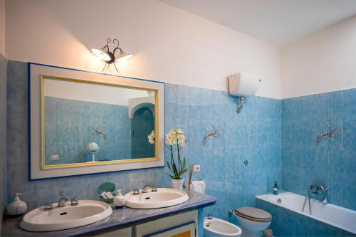 A bathroom at Villa Punta del Sole