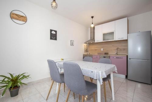 Apartments with WiFi Bol, Brac - 21411