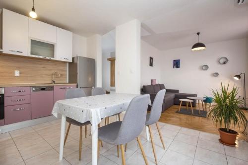 Apartments with WiFi Bol, Brac - 21411