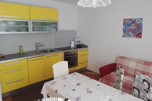 Apartments with parking space Crikvenica - 23997