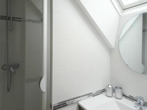 une salle de bain avec une douche, un lavabo et un miroir dans l'établissement Cottage in Saint-Gildas near Gulf of Morbihan, à Saint-Gildas-de-Rhuys