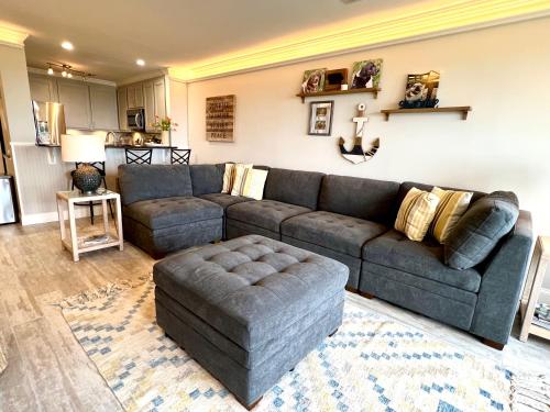 sala de estar con sofá y reposapiés en 2112 Landfall Way, en Seabrook Island