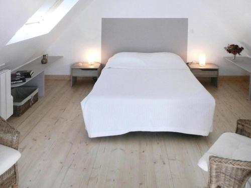 - une chambre blanche avec un grand lit blanc et 2 tables dans l'établissement Stone House in Plougasnou near Sandy Beach, à Plougasnou