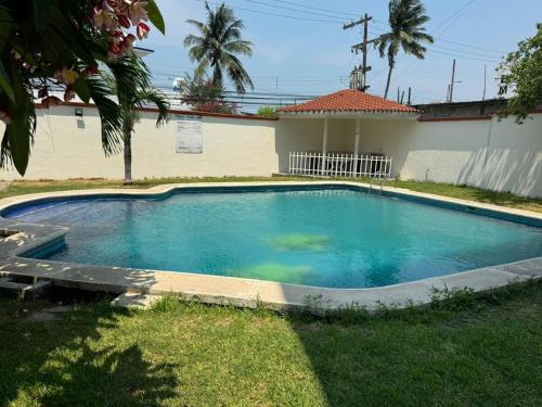 a swimming pool in the yard of a house at Departamento céntrico en Boca del Rio con alberca in Boca del Río
