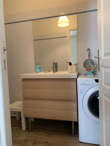 łazienka z umywalką i pralką w obiekcie Biarritz centre, près Avenue de Verdun, cosy Apt 2 pieces , salon , chambre séparé, rue très calme à 10 minutes à pied de la grande plage w Biarritz