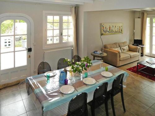 un salon avec une table et des chaises dans l'établissement Charming Home in Carnac near Sandy Beach, à Carnac