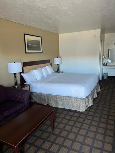 Postel nebo postele na pokoji v ubytování Americas Best Value Inn Wendover