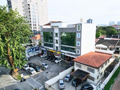 an overhead view of a building with a parking lot at Grand Inn Hotel - Macalister Road in George Town