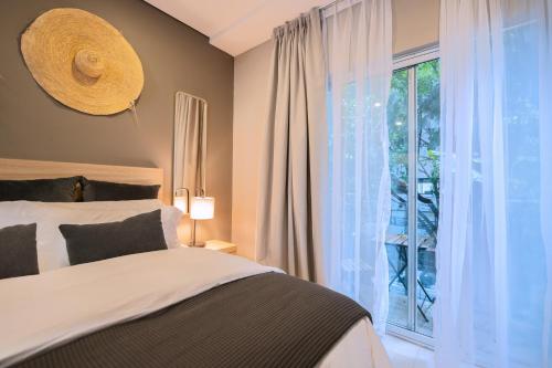 ein Schlafzimmer mit einem Bett und einem großen Fenster in der Unterkunft Condesa Luxury Lofts 1210 in Mexiko-Stadt