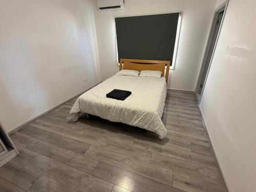 a bedroom with a bed with a wooden headboard at 1 Bedroom House in Sunshine