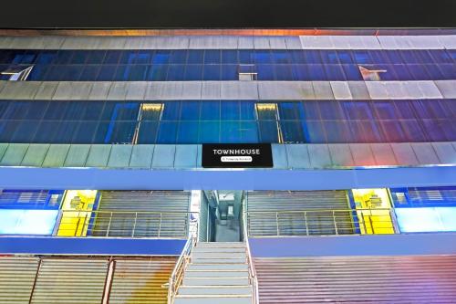 ラクナウにあるSuper Townhouse Mukut Bazarの建物の前にドアと階段