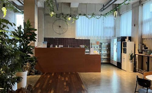 een grote kamer met een aanrecht en wat planten bij Hotel Crape Daegu Seongseo in Daegu